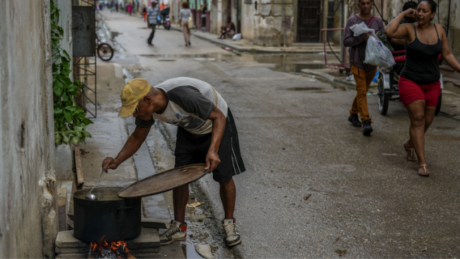 Cocinando con leña en la calle, La Habana, 2024.