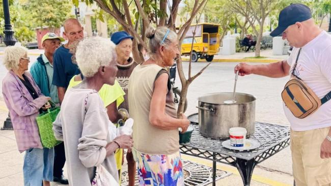 Ancianos reciben caldosa en Cárdenas, Matanzas.