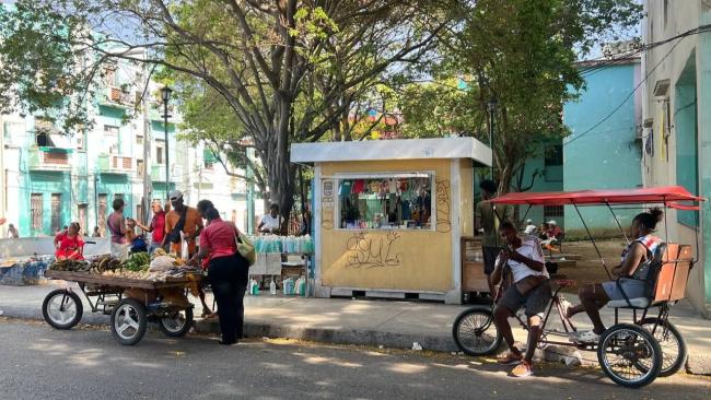 Cubanos en la calle Carlos III.