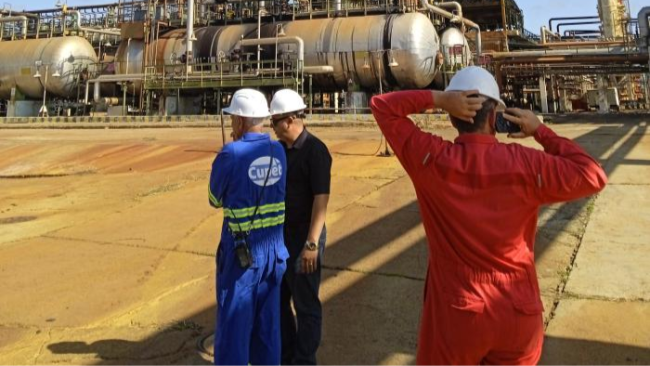 Trabajadores en la Refinería de Petróleo Camilo Cienfuegos.