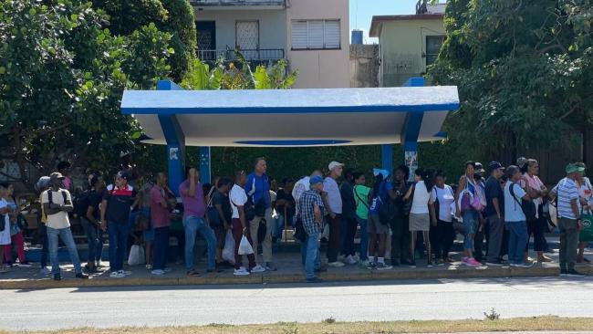 Una cola en una parada de guaguas en La Habana.