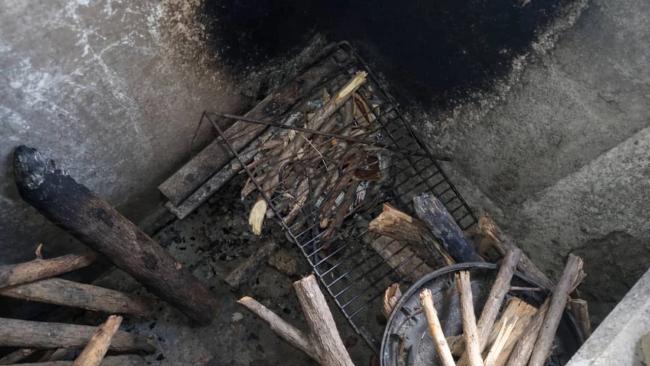 Una cocina de leña en Santiago de Cuba.