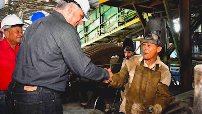 Miguel Díaz-Canel de visita en una fábrica.