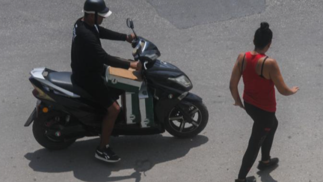 Una moto eléctrica en una calle de La Habana.
