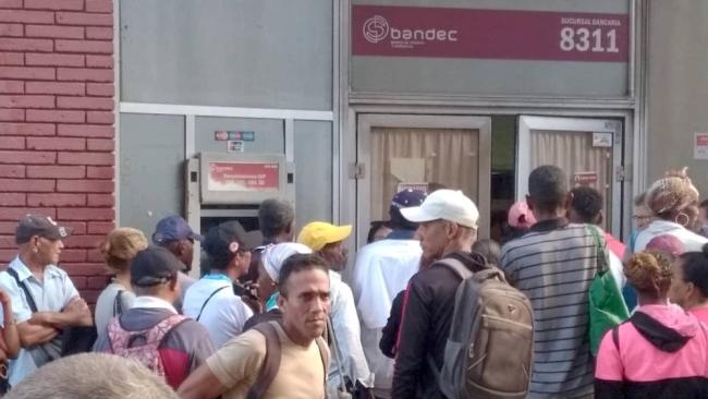 Cubanos intentando obtener dinero en efectivo en Santiago de Cuba tras cobrar sus salarios y pensiones.