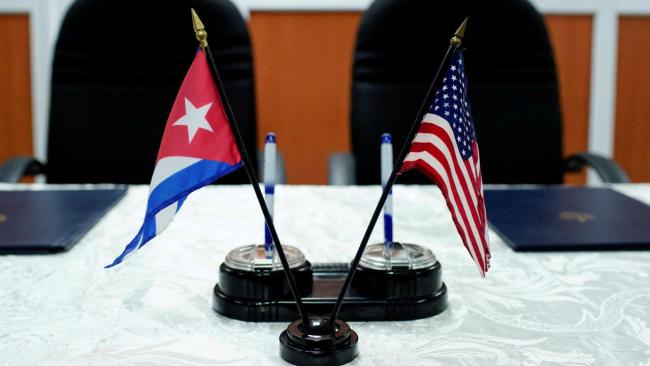 Banderas de Cuba y EEUU.
