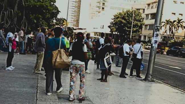 Personas en espera de un transporte en La Habana.