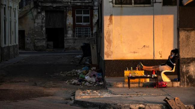 Una joven cubana en un puesto de reventa en La Habana.