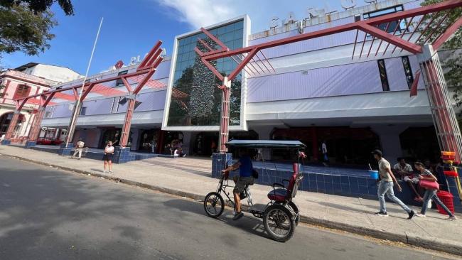 Un bicitaxi frente al centro comercial Plaza Carlos III.
