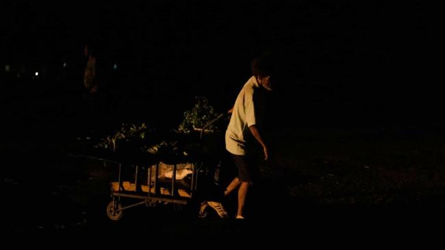 Un hombre durante un apagón en La Habana.