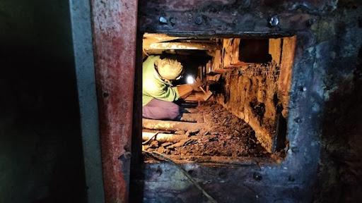 Un trabajador en la zona de la caldera de la Termoeléctrica Antonio Guiteras.
