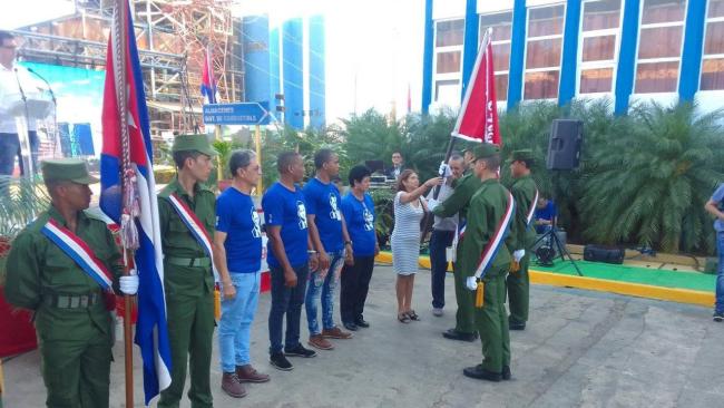 Acto de entrega de la bandera de Vanguardia Nacional en la Guiteras.