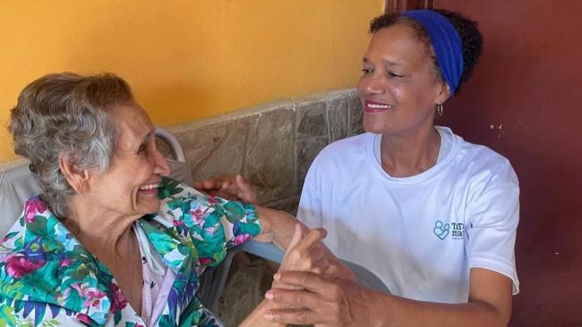 Una empleada de una agencia de cuidados y una anciana, en Holguín, Cuba.