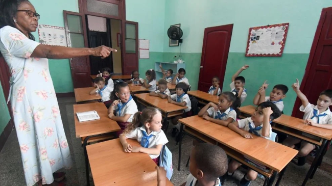 Una maestra imparte clases en un aula de enseñanza primaria en Cuba.