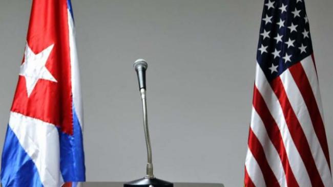 Banderas de EEUU y Cuba en un acto público.