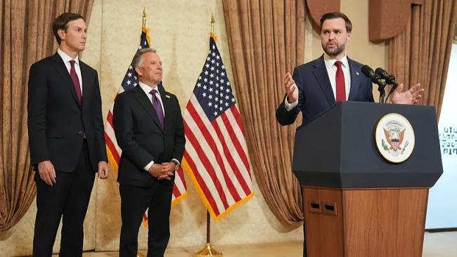 El vicepresidente de EEUU, JD Vance, y los negociadores de Washington tras las conversaciones con Irán.