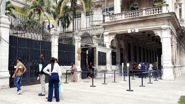 Cola en la Embajada de España en La Habana.