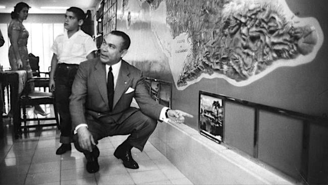 Fulgencio Batista ante un mapa de Cuba. 