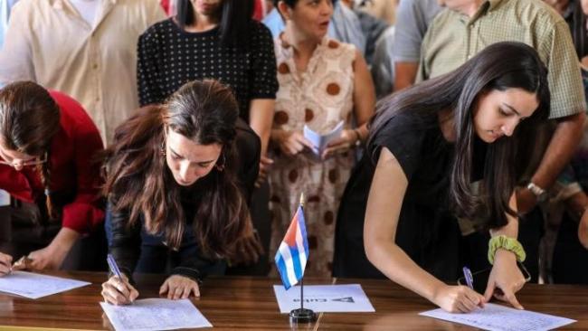 Jóvenes cubanas en la campaña de firmas del régimen.