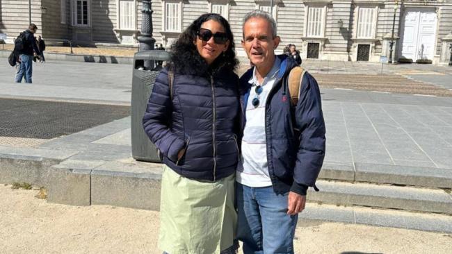 Jorge Fernández Era junto a su esposa, Laideliz Herrera, en Madrid.