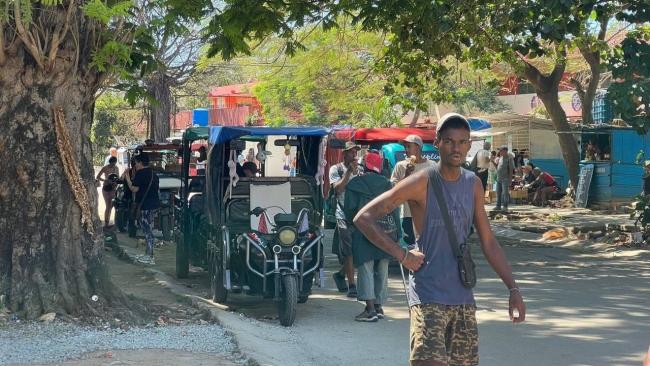 Motos eléctricas a la espera de pasajeros en Alamar.