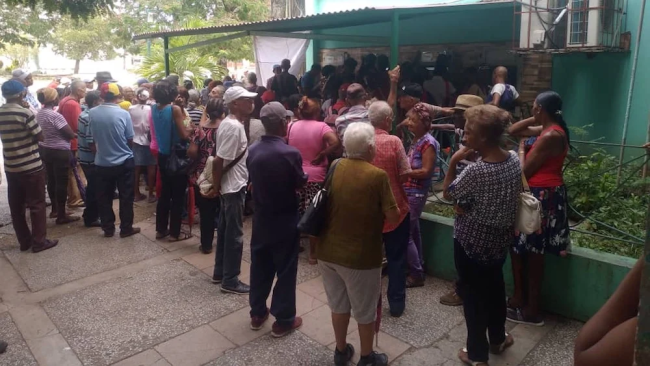 Cola para los cajeros en Santiago de Cuba, en día de cobro de los jubilados