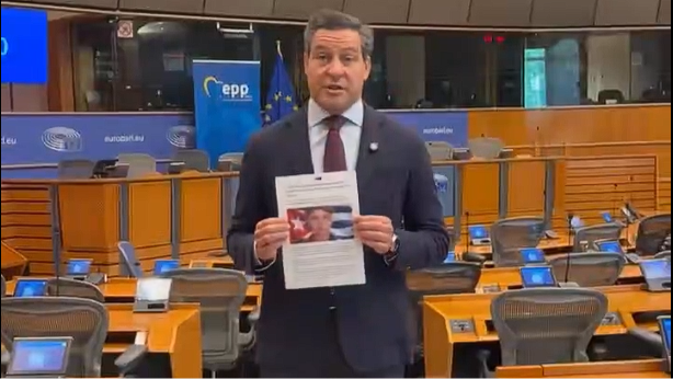 El eurodiputado Raúl de la Hoz con la foto del menor cubano encarcelado Jonathan Muir.
