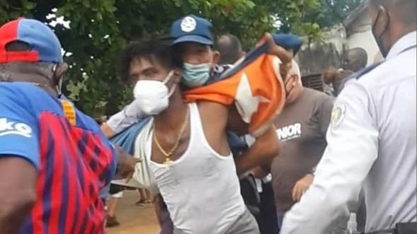 Arresto del cubano Juan Enrique Pérez Sánchez durante las protestas del 11J.