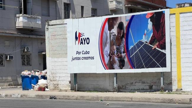 Valla de propaganda del Primero de Mayo de 2025 en La Habana.