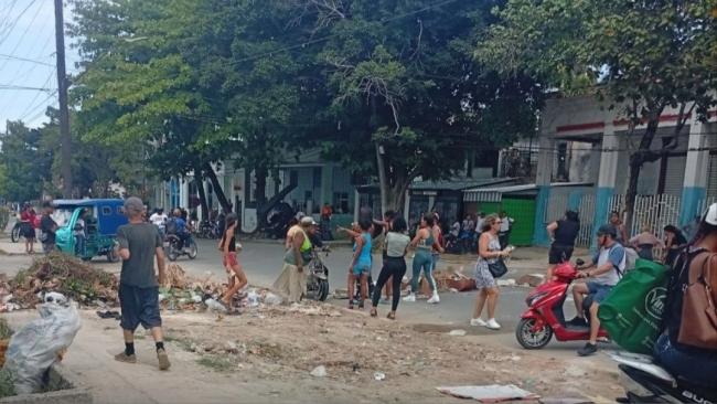 Mujeres bloquean la Calzada de Diez de Octubre en La Habana.