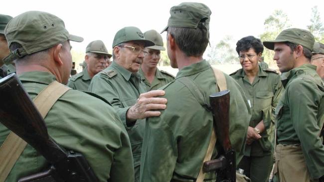 El general Raúl Castro rodeado de militares.