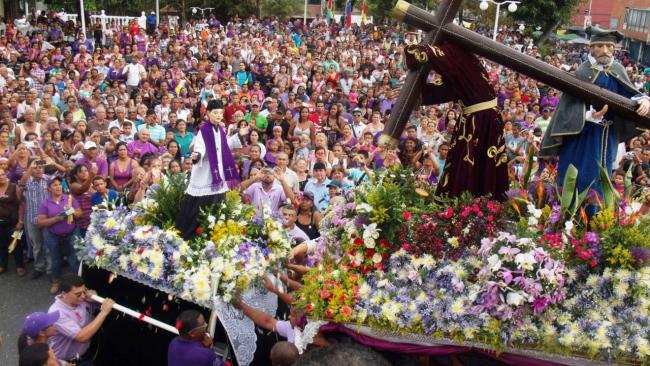 Una procesión de Semana Santa en América Latina.