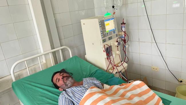 Hiosvany Gómez Labrada durante una hemodiálisis.