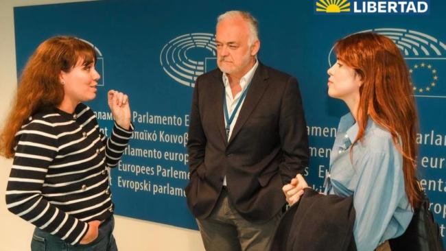 Carolina Barrero y Amelia Calzadilla con Esteban González Pons, tercer vicepresidente del Parlamento Europeo.
