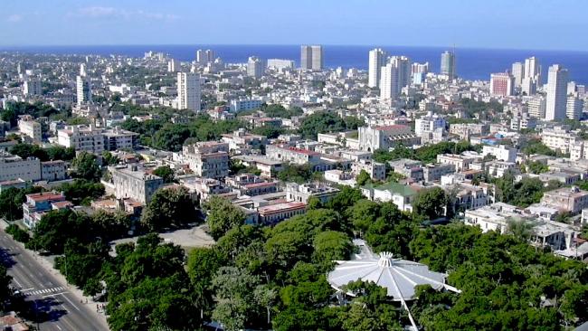 El Vedado, en primer plano, Coppelia.