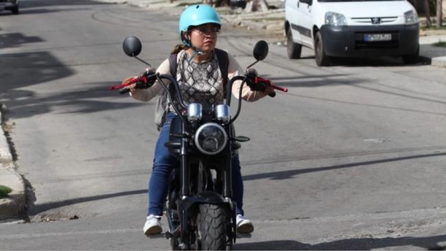 Una mujer en una calle de Cuba.