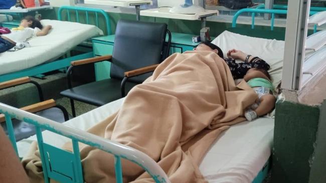 Una mujer y su bebé atendidas tras el accidente.