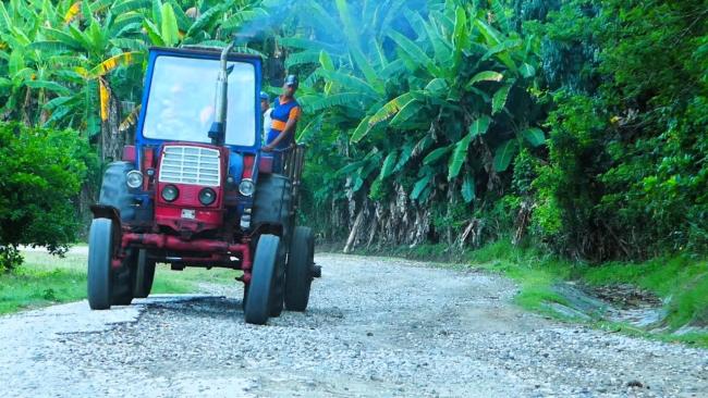 Un tractor en el campo cubano.