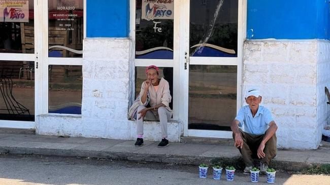 Dos ancianos venden limones en Santa Fe, La Habana.