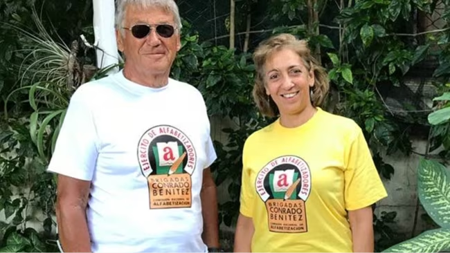 Adys Lastres Morera con una camiseta de las Brigadas Conrado Benítez.