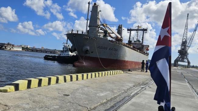 Llegada del buque con ayuda humanitaria a La Habana.