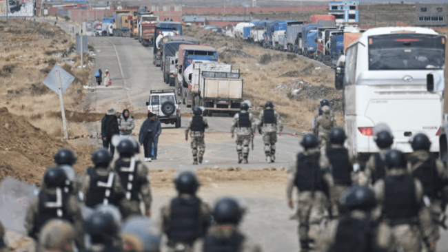 Despliegue policial y bloqueo de caminos en Bolivia.