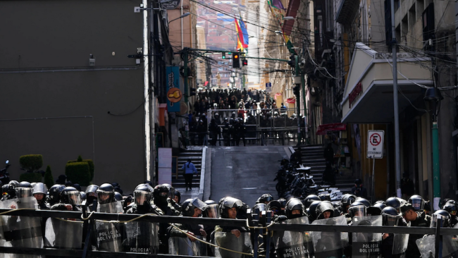 El Ejército de Bolivia monta vallas contra las protestas en La Paz.