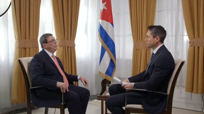 Bruno Rodríguez y el periodista de ABC News Whit Johnson.