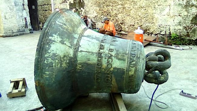 Restauración de una de las campanas de la Catedral de La Habana.