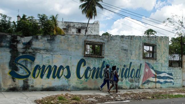 Un cartel procastrista en una calle de La Habana.