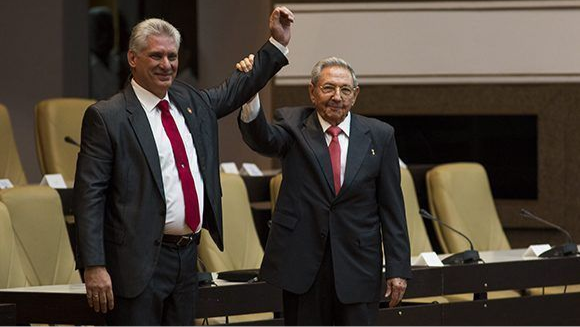 Raúl Castro y Miguel Díaz-Canel en la Asamblea Nacional.