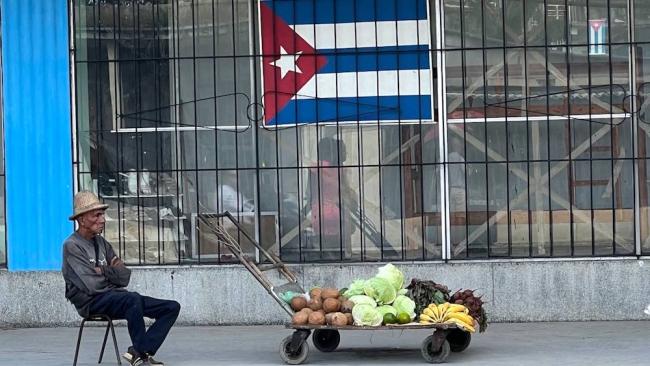 Un anciano vende productos agrícolas en La Habana.