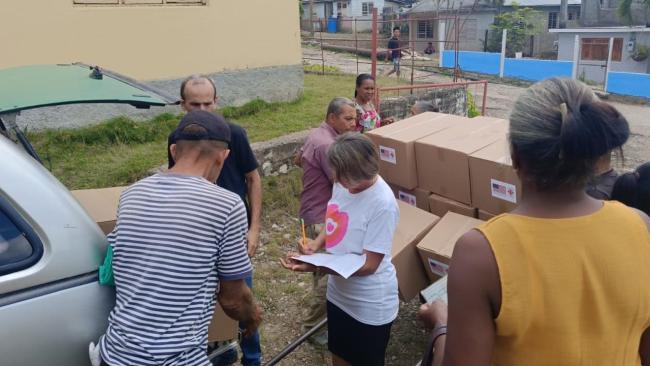 Distribución de la ayuda humanitaria por Cáritas.