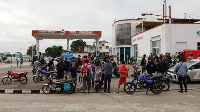 Cola en una gasolinera en Cuba.